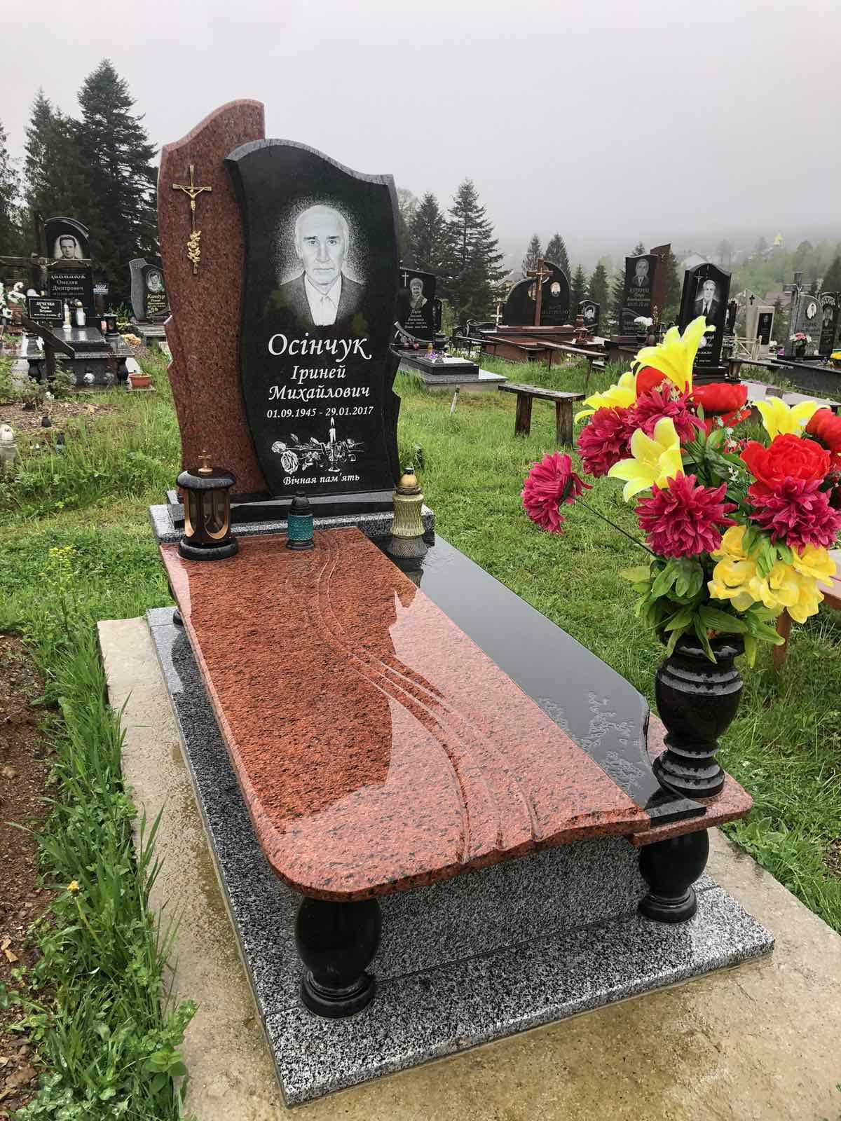 Гранітний пам’ятник з червоного та чорного каменю