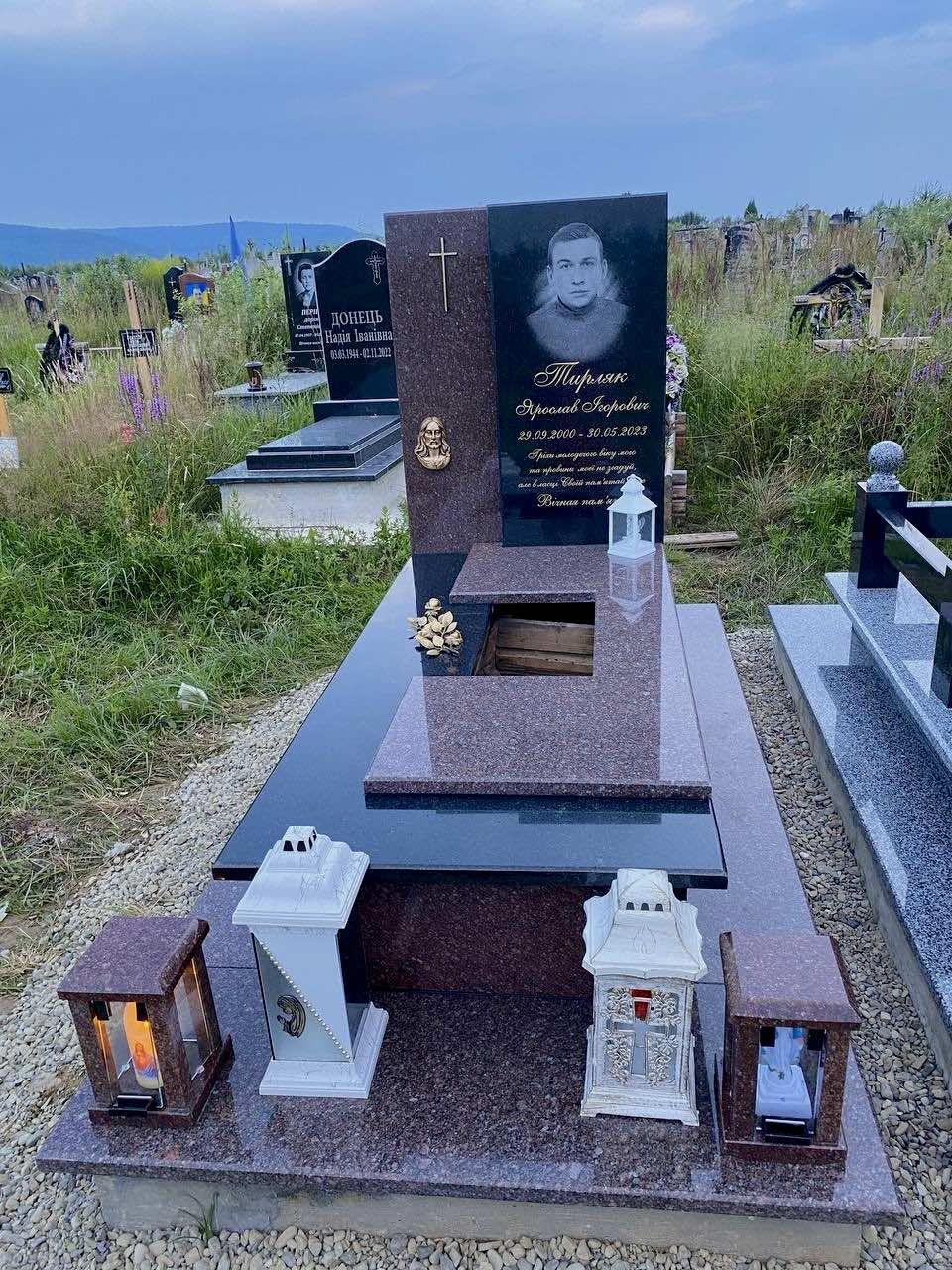 Встановлений гранітний пам’ятник з лампадами