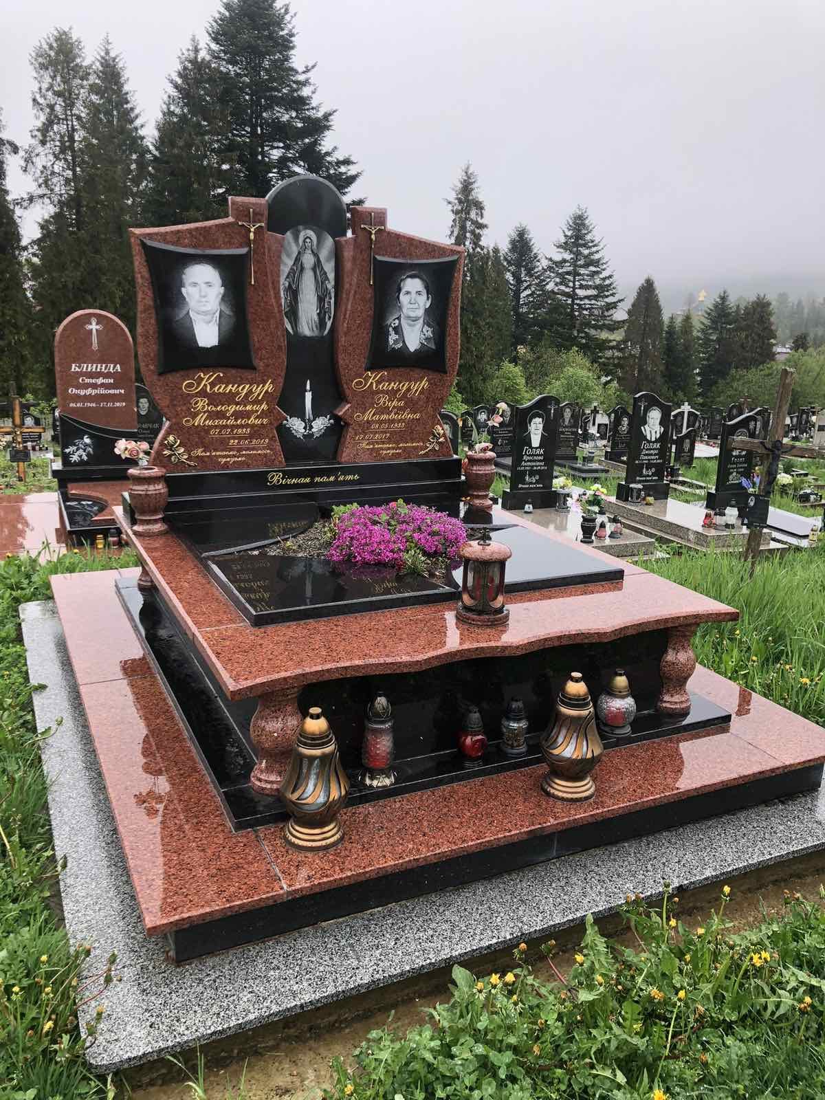 Подвійний гранітний пам’ятник з червоного та чорного граніту